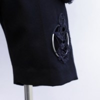 noir kei ninomiyaのショートパンツ。メタルリングとニット刺繍が施されている