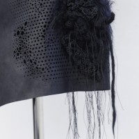 noir kei ninomiyaフェイクレザーにカットワークと植物モチーフ刺繍を施したスカート
