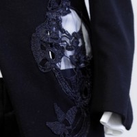 noir kei ninomiyaのジャケット。メタルリングにニット刺繍が施されている