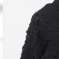 noir kei ninomiyaの千鳥格子を編み込んだブルゾン。千鳥は裾からネックへ掛けてグラデーションとなっている