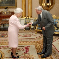 エリザベス女王からメリル勲章を贈られるデイヴィッド・ホックニー
