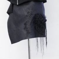 noir kei ninomiyaフェイクレザーにカットワークと植物モチーフ刺繍を施したスカート