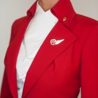 ヴィヴィアン・ウエストウッドが手掛けたヴァージン・アトランティック航空の新ユニフォーム（女性クルー）