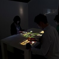「京都菊の井」「銀座久兵衛」などと協力して製作した映像がテーブルに投影される