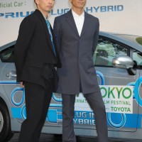 2011年東京国際映画祭に登場した森山未來と伊勢谷友介