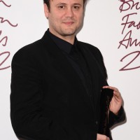 2012年11月27日、ブリティッシュ・ファッションアワード2012でアクセサリーデザイナーアワードを受賞したニコラス・カークウッド氏