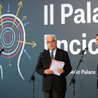 ベネチア・ビエンナーレ記者発表会でのMassimiliano Gioni（右）。左はイベント代表のPaolo Baratta