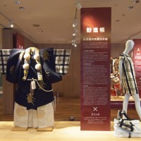 「勧進帳」の武蔵坊弁慶の衣装とフリッカのドレス（右）