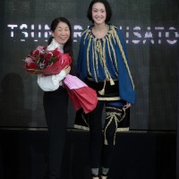 「ツモリチサト」2011SSコレクションショーに登場した津森千里（左）
