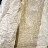 宮城県白石市の白石和紙をベースに、縦横に紙の繊維を絡ませた上、その紙を手で揉み、更にこんにゃく糊を湿布して強度を高めた素材を使用。