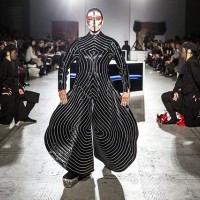 ロンドンV&Aで開催された山本寛斎のファッションショー「Fashion in Motion "Kansai Yamamoto" Fashion Show」