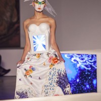 ロンドンV&Aで開催された山本寛斎のファッションショー「Fashion in Motion "Kansai Yamamoto" Fashion Show」