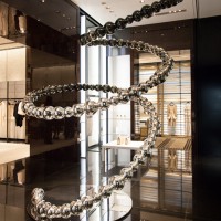リニューアルオープンしたシャネル銀座ブティック3階フロアに置かれた、ジャン＝ミッシェル・オトニエルの作品