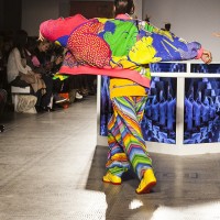 ロンドンV&Aで開催された山本寛斎のファッションショー「Fashion in Motion "Kansai Yamamoto" Fashion Show」