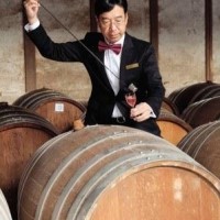 銀座三越は、酢ムリエの内堀光康のもとで作る12年もののバルサミコ酢を発売