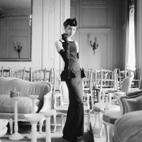 ドレス："ガゼットドゥボントン" 1954秋冬オートクチュール Hライン