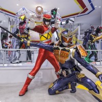 東映特撮ヒーロー作品の体験型エンターテインメントミュージアム「東映ヒーローワールド」。仮面ライダーや戦隊ヒーローがディスプレイ