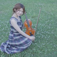 フロア回遊ライブに出演するバイオリニストの渡辺知絵