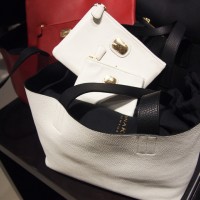 カーフ素材のトートバッグ。赤×黒、白×黒の組み合わせは伊勢丹限定色