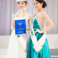 ミス・インターナショナル日本代表の本郷李來さんと2013年度ミス・インターナショナルの高橋有紀子さん