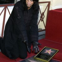 2012年、ハリウッド・ウォーク・オブ・フェームに名前が刻まれたアリス・クーパー