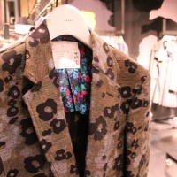 花柄のジャカード織りジャケット。ベース部分はカモフラージュ柄