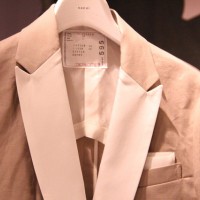麻とコットン混合素材のジャケット。ラペル部分は光沢のある素材を使うことで柔らかさと張り感の両方を表現