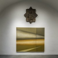 物体における男性的な世界の平凡さを抽象的・直接的に表現したリー・ロザーノの作品