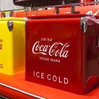 コカコーラ 60年代の復刻グッズを新宿伊勢丹で販売 赤いミニカー サッカー ウエア等登場 Photo 2 12 Fashion Headline