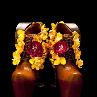 スプツニ子とのコラボレーション作品「Healing Fukushima」（2012年）歩くとヒールの先端から菜の花のタネが地中に植えられ、歩いたあとから菜の花が咲いていく」というヒール
