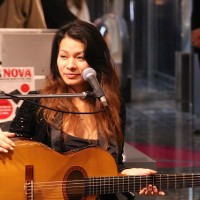 ブラジル出身のシンガーソングライター、ケイシー コスタ氏によるボサノバ音楽のインストアライブ