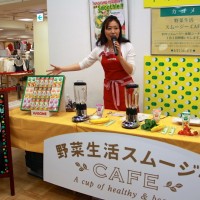 野菜生活「スムージーカフェ」が会場内に設置。手作りスムージ体験ができる