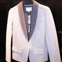 ハリ感のあるグレーのジャケットは伊勢丹新宿店限定販売