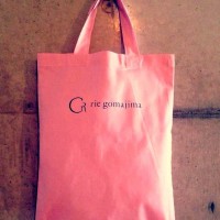 会期中購入者には、rie gomajimaオリジナルバッグが用意されている