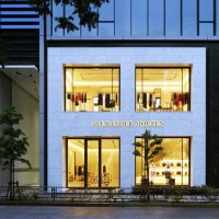 アレキサンダー マックイーン、東京・青山に日本で初めてとなる旗艦店「アレキサンダー・マックイーン青山店」をオープン