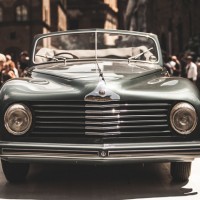 グッチミュゼオ前の広場で行われた「50年代、60年代イタリアン自動車デザイン」で展示された1947年Alfa Romeo 2500 Sport Stabilimenti Farina