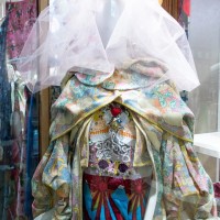 山縣良和がファッションディレクションをして「乃木坂46」西野七瀬が着用したという衣装。