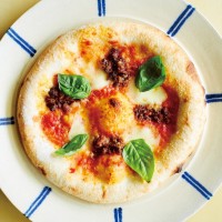 イタリアンレストラン「ドンコリーノ」の宮古牛ミートソースとモッツァレラチーズのピッツァ