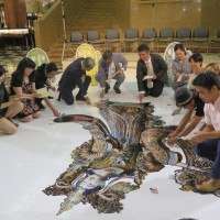 「大越藝三」ステッカーで天女像を作るイベントを開催中