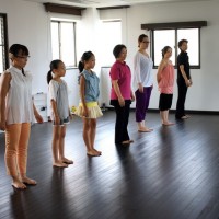 小学生から親世代まで、幅広い年代でラインダンスを練習する