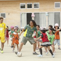 石巻で「子どもサッカー教室」を開いた北澤豪