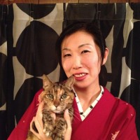 「カフェ・ギャラリー ねこまる茶房」店長の丸山晶代さんと愛猫