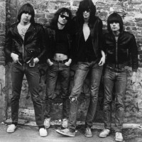 ディー・ディー・ラモーンの結成していたバンド「ラモーンズ」（左から）ジョニー・ラモーン、トミー・ラモーン、ジョーイ・ラモーン、ディー・ディー・ラモーン
