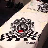 「ポリフィーロの夢」展のスペシャルエディションのTシャツ（1万2,000円）。