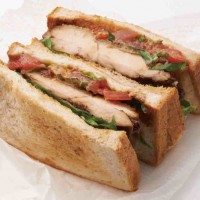 東京初出店となる「ダイズデリ&サンドウィッチ」のローストビーフと季節の野菜サンドウィッチ