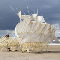 長崎展のために帆船をイメージした新作を制作中のテオ・ヤンセン