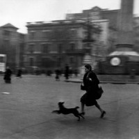 「空襲警報が鳴り響く中、防空壕へと急ぐ女性」スペイン、バルセロナ 1939 年1 月