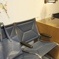 空港のラウンジをイメージした店内には、ハーマンミラー社の椅子が
