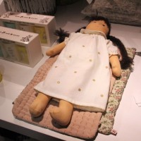 人形の洋服は、毎年異なるテキスタイルで限定販売される