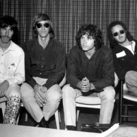 「ドアーズ」（左から） ジョン・デンスモア、レイ・マンザレク、ジム・モリソン、 ロビー・クリーガー